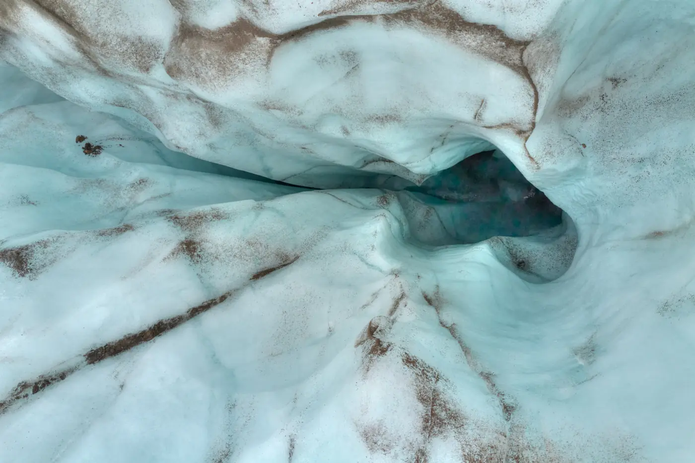 Das blaue Innere einer Eishöhle