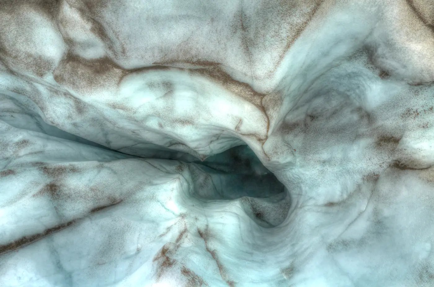Die Wand einer Eishöhle in blauem Licht