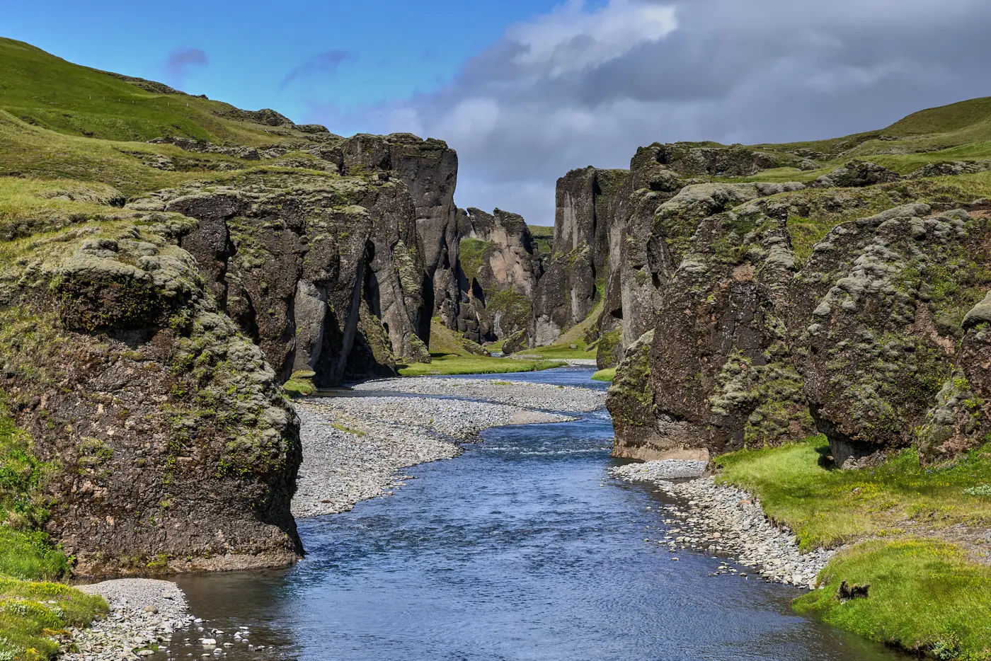 Ein Fluss windet sich durch einen steilen Canyon