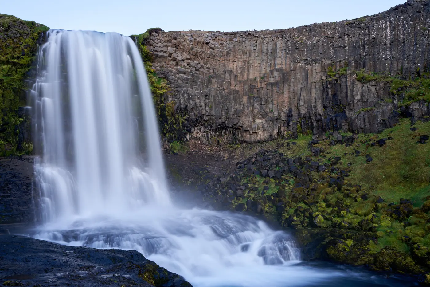 Ein hoher, schlanker Wasserfall