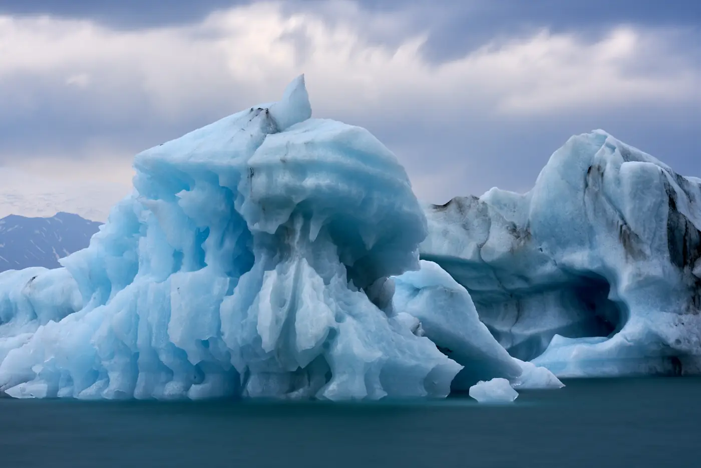 Ein Eisberg mit klarer, geformter Silhouette