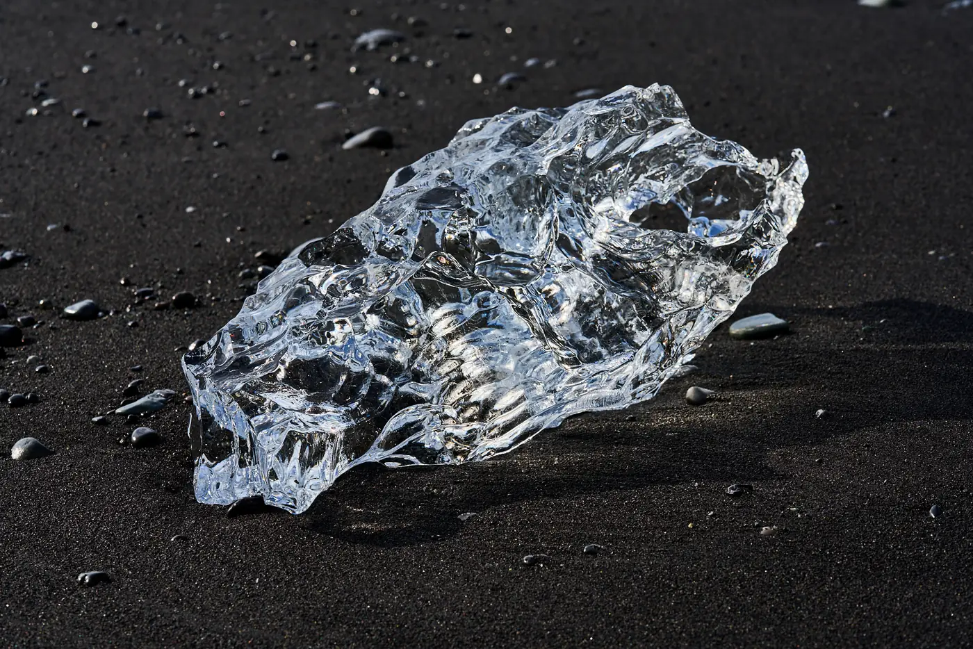 Eisstücke auf schwarzem Sand