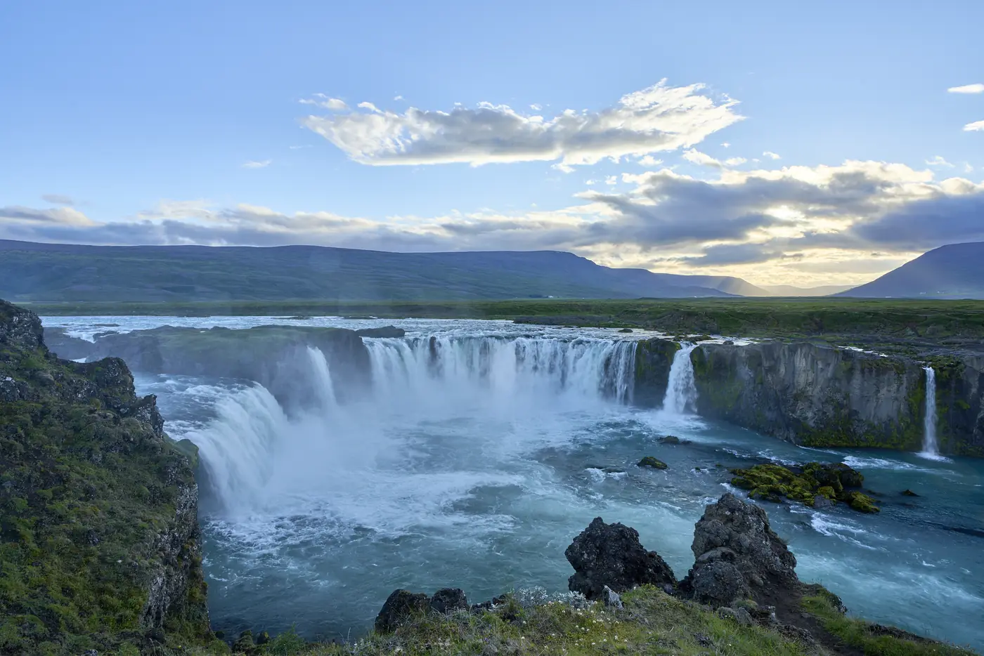 Ein Wasserfall über dunklem Gestein