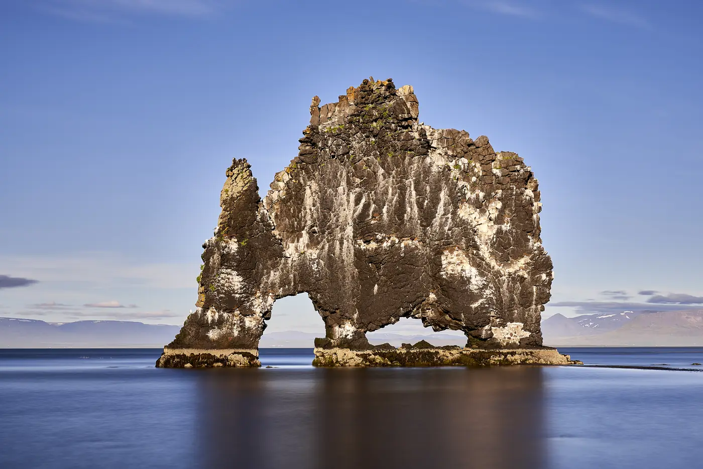 Der Felsbogen Hvítserkur, gespiegelt im nassen Sand