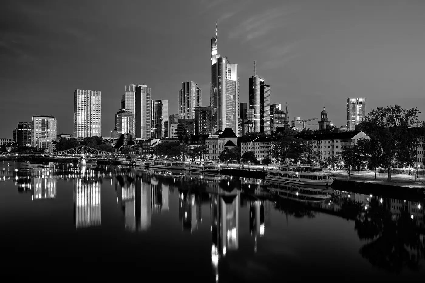 Die Frankfurter Skyline bei Nacht in Schwarzweiß